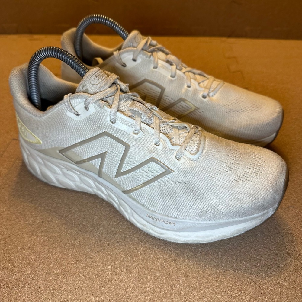 New‎ Balance Fresh Foam 680 v7 Running Shoes Women 9 White Tan Athletic Sneakers
